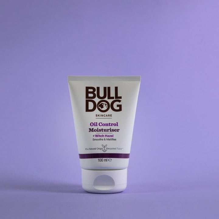 Bulldog Oil Control Moisturiser 100 ml mattende ansiktskrem i hvit tube på lilla bakgrunn