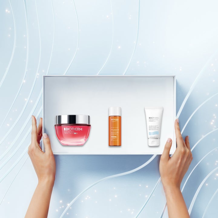 Biotherm Blue Peptides Uplift Cream SPF30 Holiday Set 1 stk oppstrammende hudpleiesett i hvit eske holdt av hender.
