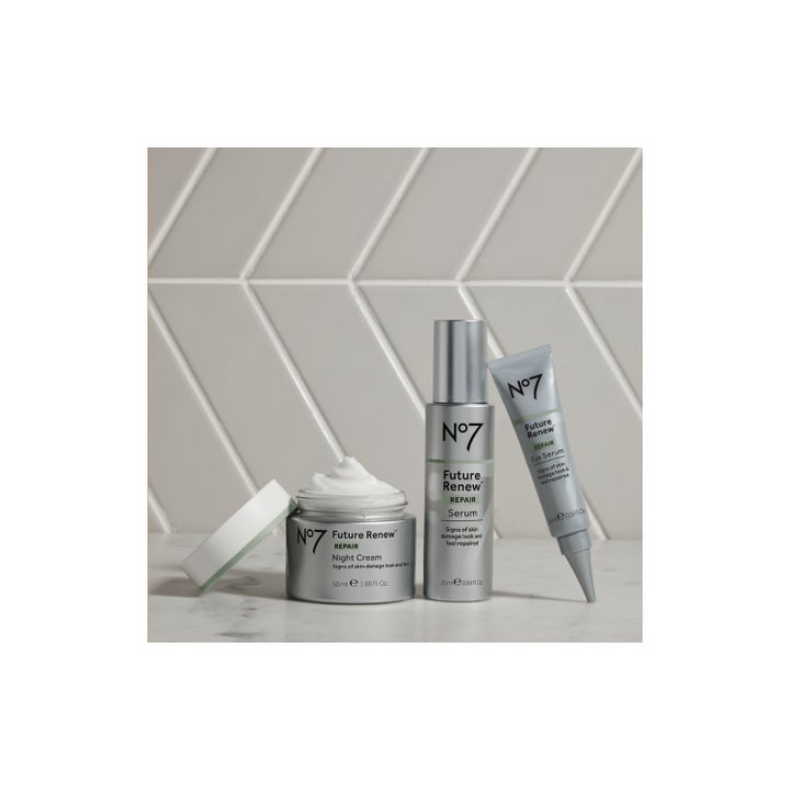 No7 Future Renew Repair Night Cream 50 ml reparerende nattkrem i åpen sølvfarget krukke ved siden av serum og øyeserum.