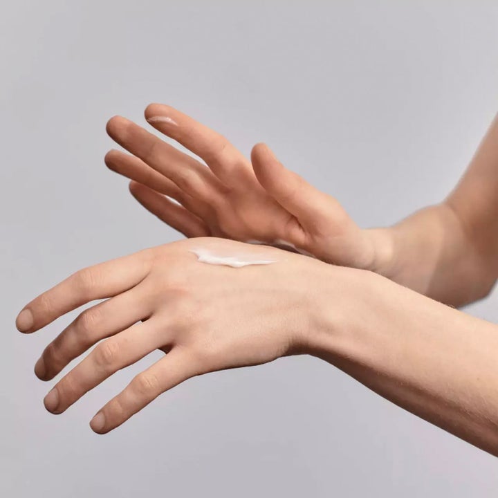 Jorgobé Niacinamide Hand Balm 65 ml fuktighetsgivende håndkrem med hvit tekstur som smøres inn i huden på hendene.