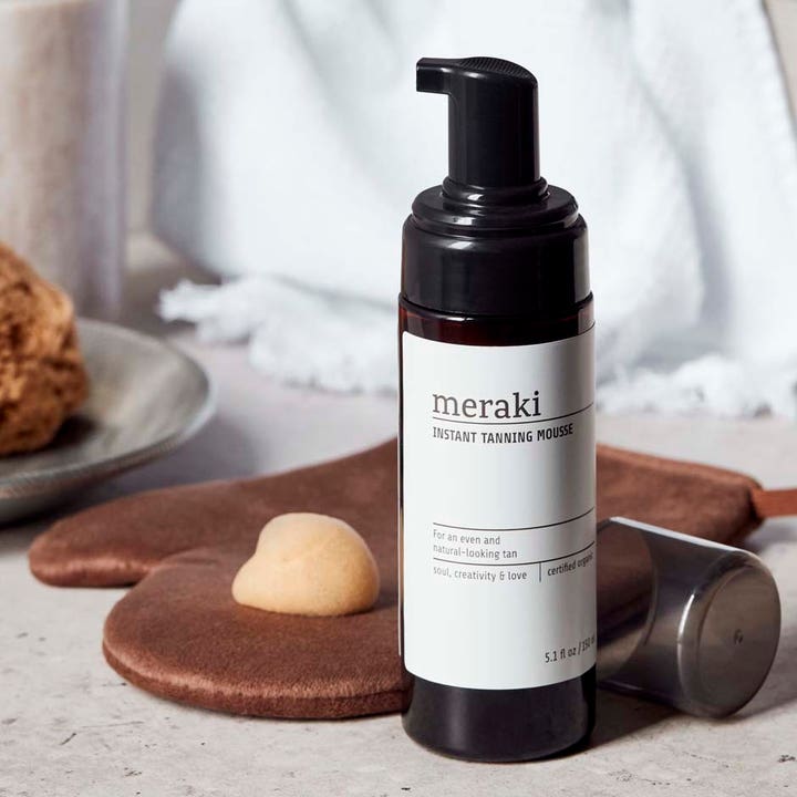 Meraki Instant Tanning Mousse 150 ml selvbruning i pumpeflaske med påføringshanske og skumtekstur