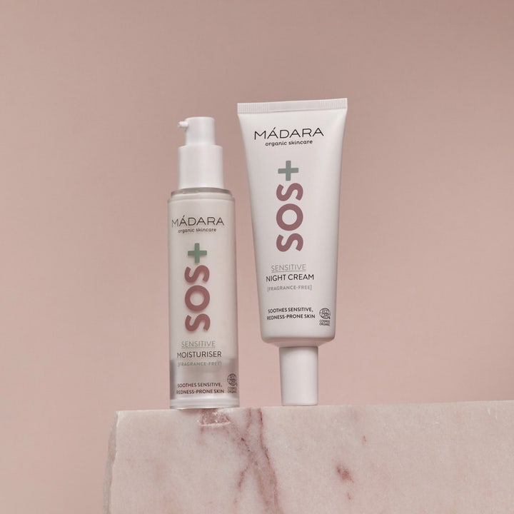 MÁDARA SOS + SENSITIVE Moisturiser 50 ml beroligende dagkrem i hvit pumpeflaske og tube på en steinblokk.