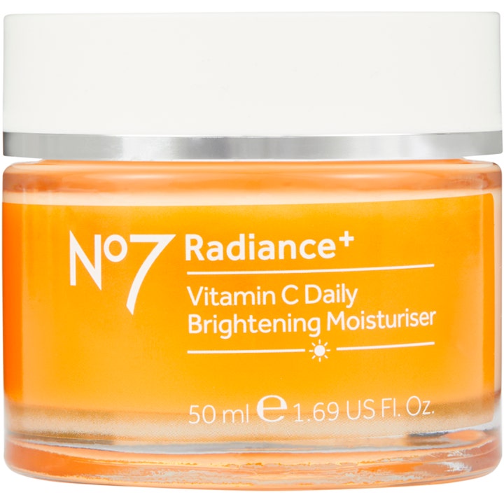 No7 Radiance+ Vitamin C Daily Brightening Moisturiser 50 ml glødgivende dagkrem i oransje glasskrukke med hvitt lokk