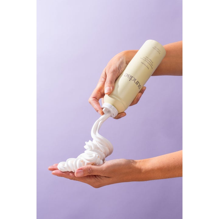 Sundae Very Vanilla Whipped Shower Foam 265 ml fuktighetsgivende dusjsåpe med tykt hvitt skum fra en lysegul sprayboks