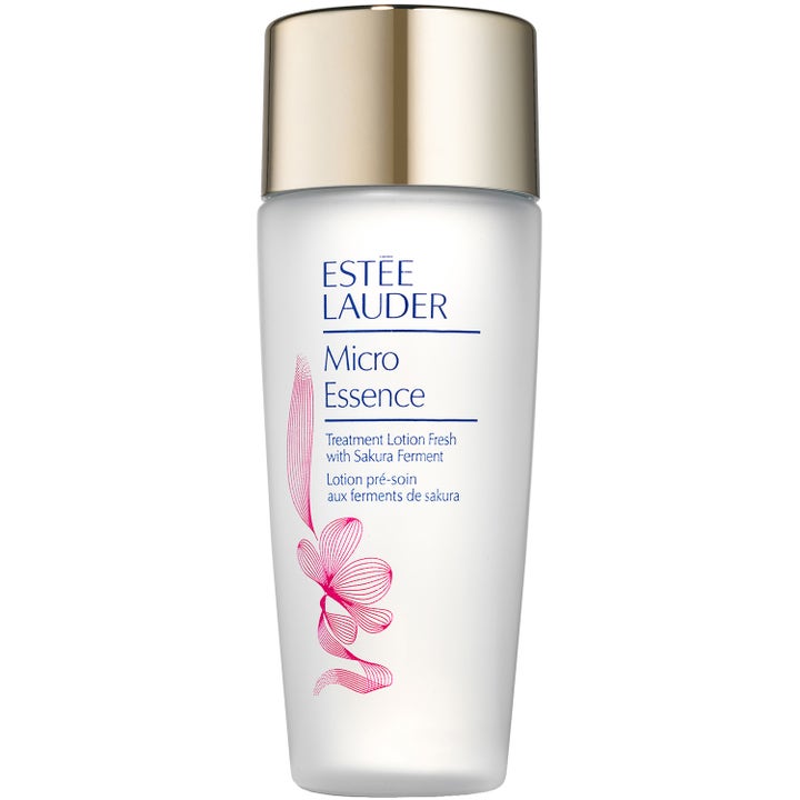 Estée Lauder Micro Essence Treatment Lotion Fresh styrkende ansiktsvann i frostet flaske med rosa sakura og gullkork