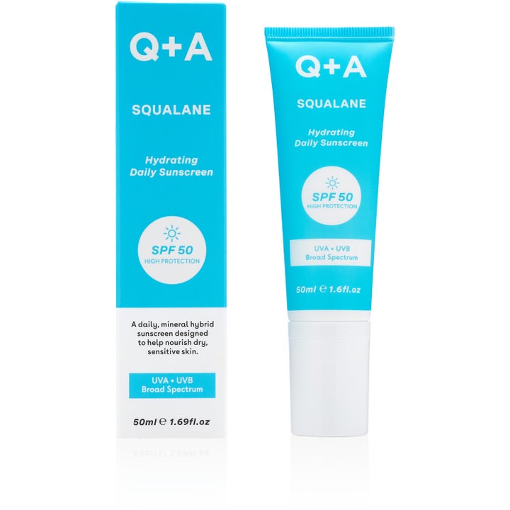 Q+A Squalane Hydrating Face Sunscreen 50 ml fuktighetsgivende solkrem i blå tube med hvit kork og eske.