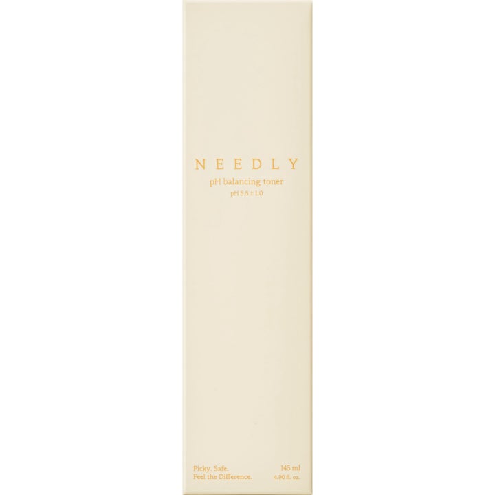 NEEDLY pH Balancing Toner 145 ml balanserer huden i en minimalistisk kremhvit eske med teksten pH 5.5.