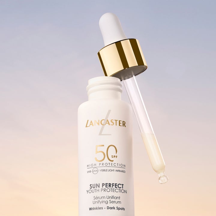 Lancaster Sun Perfect Unifying Serum SPF50 30 ml solkrem i hvit glassflaske med pipette som viser tekstur
