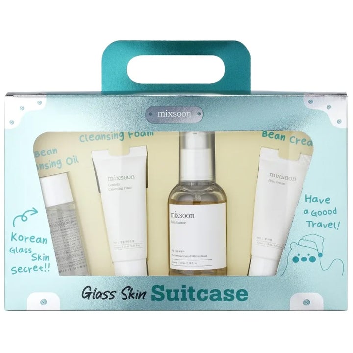 Mixsoon Glass Skin Suitcase hudpleiesett som gir glød i turkis koffert med reisevennlige tuber og glassflaske.