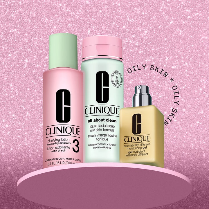 Clinique 3-Step Skincare System 525 ml hudpleiesett for fet hud med tre flasker på et rosa podium og glitterbakgrunn