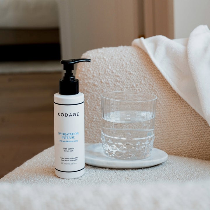 Codage Paris The Body Serum-Milk 150 ml fuktighetsgivende kroppslotion ved et glass vann