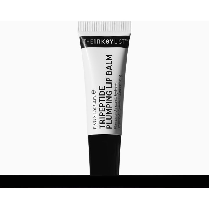 The INKEY List Tripeptide Plumping Lip Balm 10 ml påføres fyldige glansfulle lepper fra en hvit tube