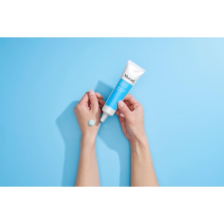 Murad Clarifying Water Gel 60 ml fuktighetskrem på tube påføres håndryggen for en klarere hud.