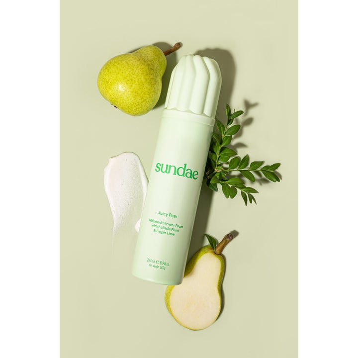 Sundae Whipped Shower Foam Juicy Pear 265 ml fuktighetsgivende dusjsåpe i lysegrønn flaske med pærer og kremet skum.