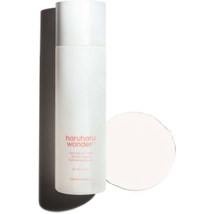 Haruharu Wonder Centella 3% PHA Exfoliating Serum 120 ml gir porepleie i hvit sylindrisk flaske med klar væske.