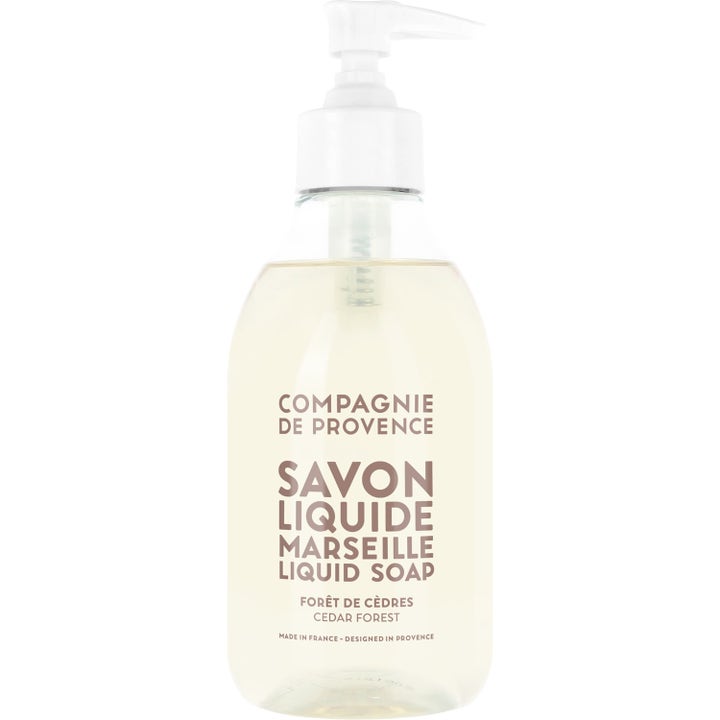Compagnie de Provence Savon Liquide Marseille Cedar Forest flytende såpe i gjennomsiktig plastflaske med hvit pumpe