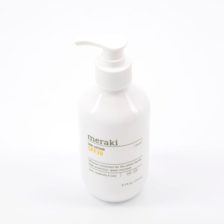 Meraki PURE Sun Lotion SPF30 275 ml vannavstøtende solkrem i hvit pumpeflaske som gir høy beskyttelse.