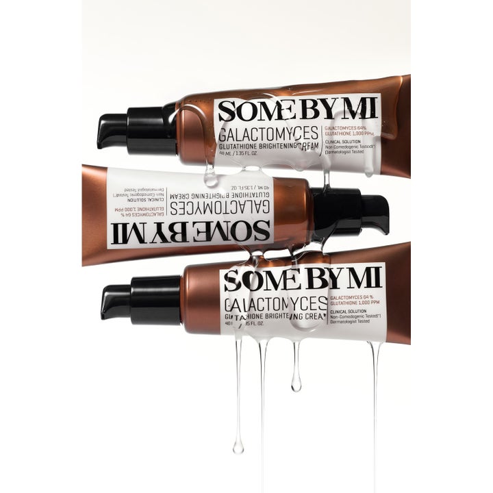 Some By Mi Galactomyces Glutathione Brightening Cream 40 ml ansiktskrem i bronsetuber vist med en dryppende, klar tekstur.