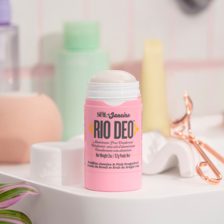 Sol de Janeiro Rio Deo 68 57 ml aluminiumfri deodorant i rosa stift med duft av jasmin og dragefrukt