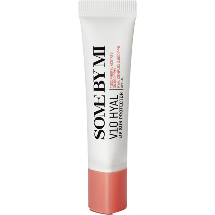 Some By Mi V10 Hyal Lip Sun Protector 7ml fuktighetsgivende leppepleie med SPF15 i hvit tube med korallfarget kork.