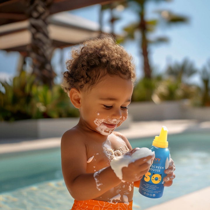 EVY Technology Sunscreen Mousse For Kids SPF50 Duo gir solbeskyttelse til barn med hvit mousse ved et basseng.