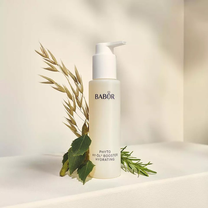 Babor Phyto HY-ÖL Booster Hydrating 100 ml fuktighetsgivende ansiktsrens i hvit pumpeflaske med korn og blader