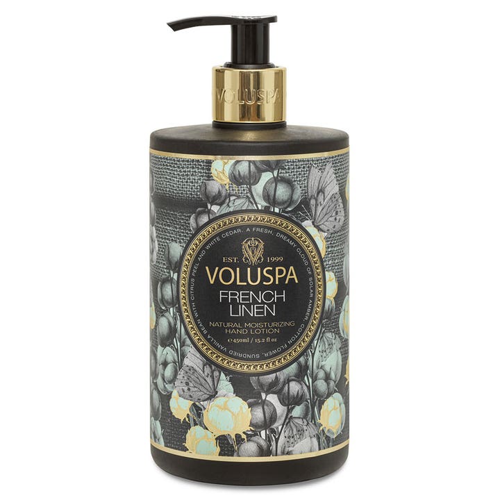 Voluspa French Linen 450 ml fuktighetsgivende håndkrem i svart pumpeflaske med gullhals og mønster av bomullsblomster