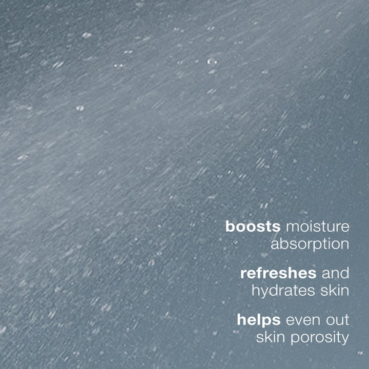 Dermalogica Multi-Active Toner 50 ml fuktighetsgivende ansiktsspray i hvit flaske som sprayes ut av en hånd