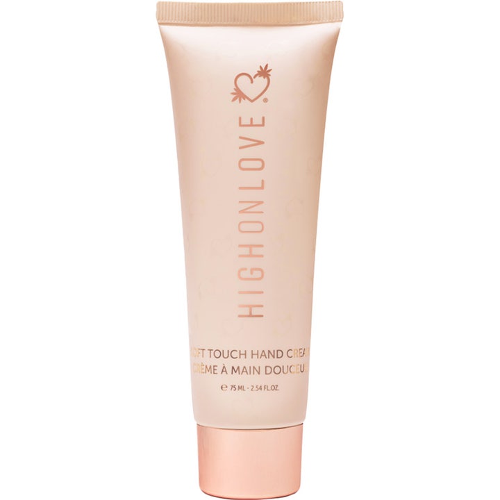 HighOnLove Soft Touch Hand Cream 75 ml mykgjørende håndkrem i ferskenfarget tube med detaljer i rosegull.