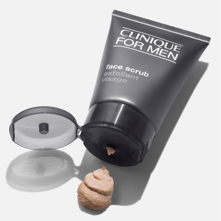 Clinique For Men Face Scrub 100 ml eksfolierende ansiktsskrubb i grå tube med synlig beige tekstur