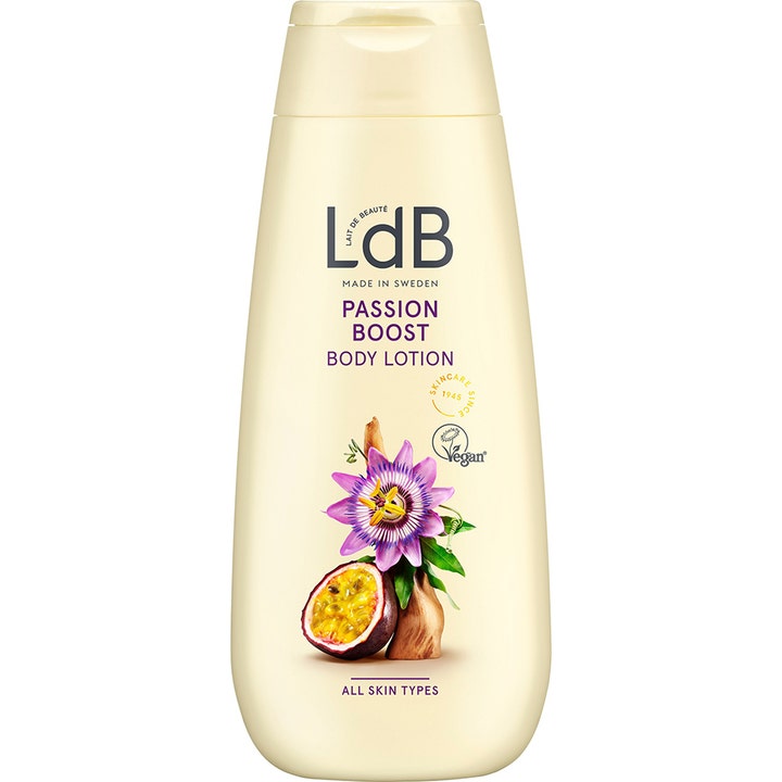LdB Passion Boost Body Lotion fuktighetsgivende krem i beige flaske dekorert med lilla blomst og frisk pasjonsfrukt.