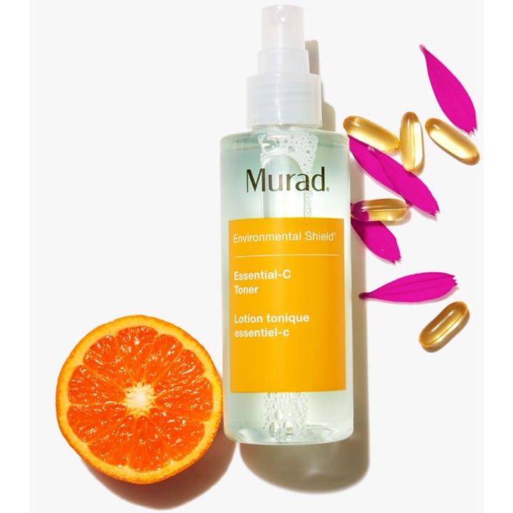 Murad Essential-C Toner 180 ml i sprayflaske med appelsin og vitamin kapsler som gir glød