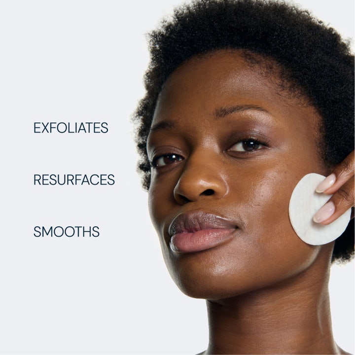Elemis Dynamic Resurfacing Pads 60 stk eksfolierende pads kvinne bruker hvit pad tekst exfoliates resurfaces smooths