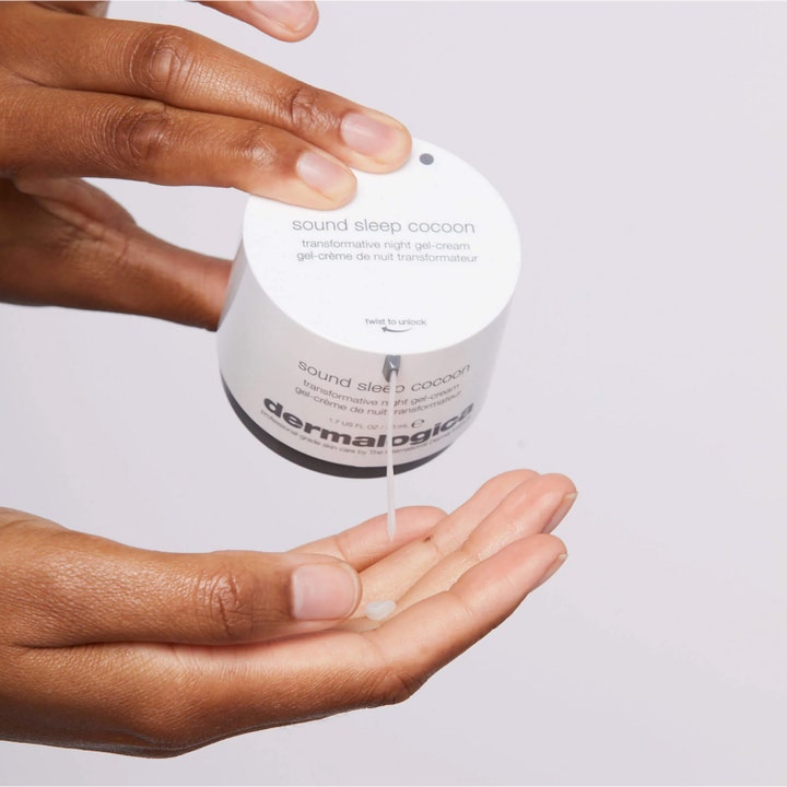 Dermalogica Sound Sleep Cocoon 50 ml nattkrem i hvit pumpeflaske som pumper ut en fuktighetsgivende gel-krem.