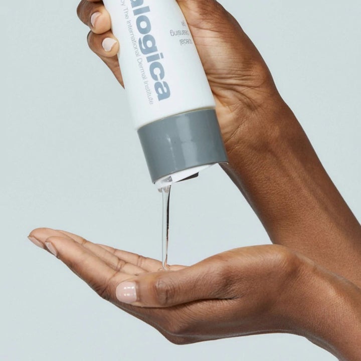 Dermalogica Cleansing Gel Duo 500 ml skånsom ansiktsrens som viser klar gel helles fra hvit tube i en hånd.