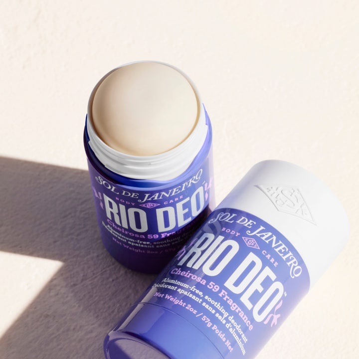 Sol de Janeiro Rio Deo Cheirosa 59 57 g aluminiumfri deodorant i lilla hylse med synlig kremet tekstur