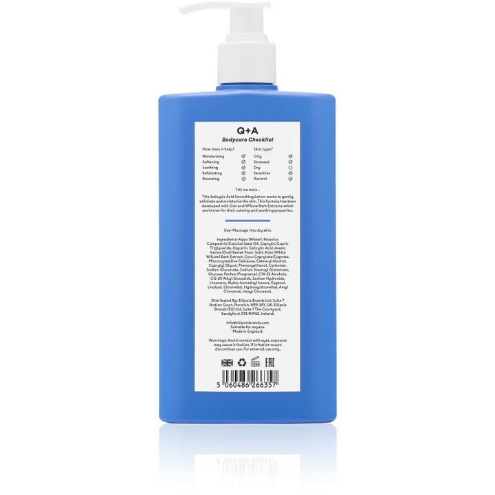Q+A Salicylic Acid Smoothing Lotion 250 ml eksfolierende kroppslotion viser baksiden av blå flaske med ingrediensliste