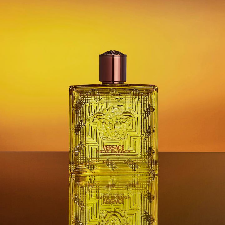 Versace Eros Energy 250 ml oppfriskende dusjgelé i gul glassflaske med gresk mønster og bronsefarget kork.