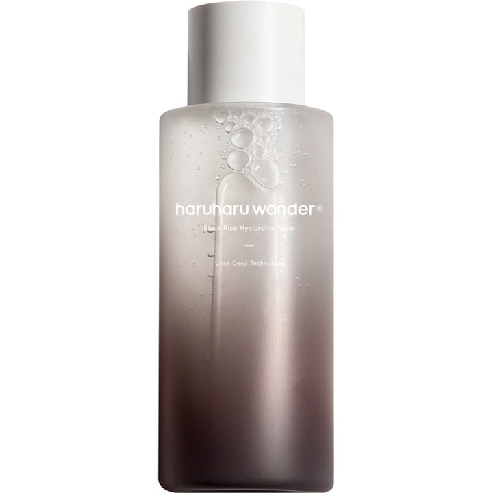 Haruharu Wonder Black Rice Hyaluronic Toner 150ml fuktgivende toner i frostet flaske med mørkebrun ombre og hvitt lokk.
