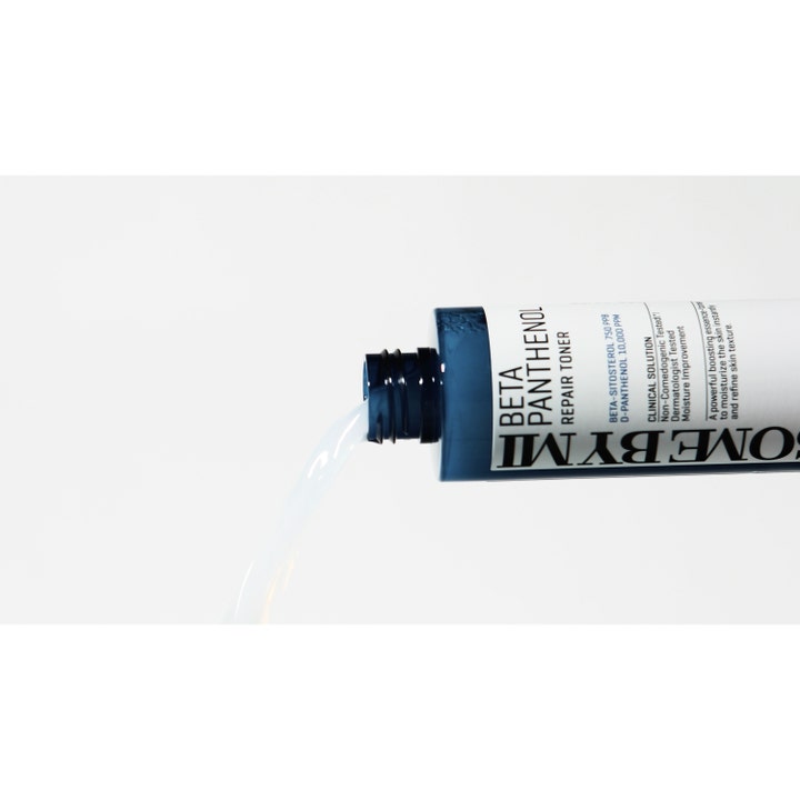 Some By Mi Beta Panthenol Repair Toner 150 ml fuktighetsgivende toner med en melkeaktig tekstur som helles fra blå flaske