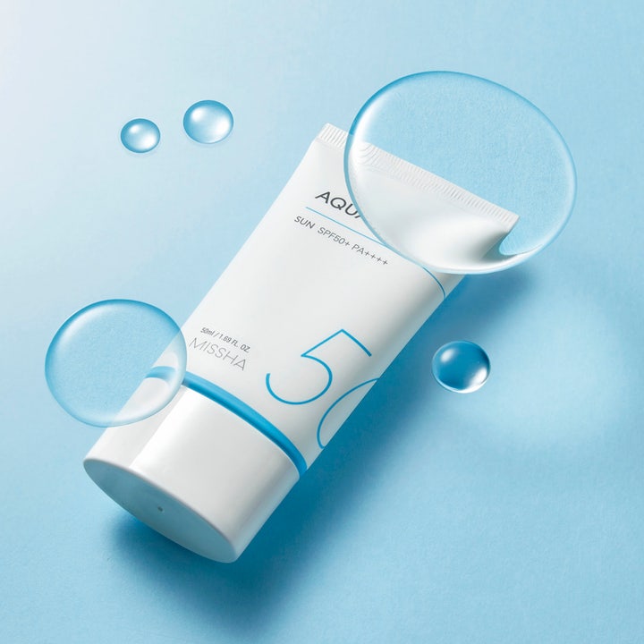 MISSHA All Around Safe Block Aqua Sun Gel 50 ml SPF50+ solkrem i hvit tube med blå detaljer og vanndråper.