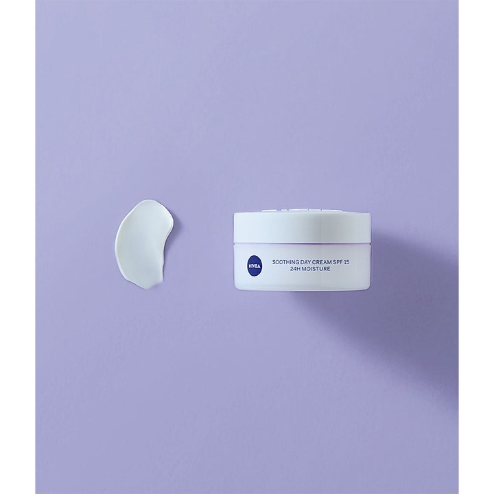 NIVEA Soothing Day Cream SPF15 50 ml beroligende dagkrem i hvit krukke med kremet tekstur på lilla bakgrunn