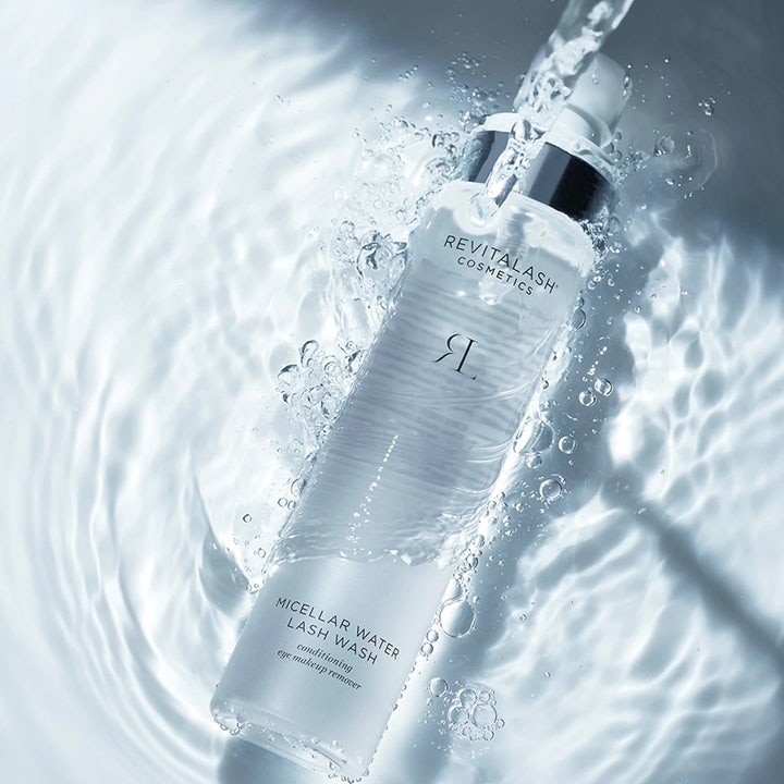 RevitaLash Micellar Water Lash Wash 100 ml pleiende øyesminkefjerner i en klar flaske med friske vannbølger og bobler.