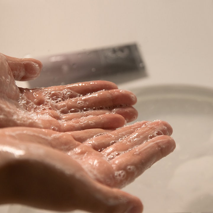 haruharu wonder Black Rice Moisture 5.5 Soft Cleansing Gel 100 ml ansiktsrens som danner et lett skum i hendene