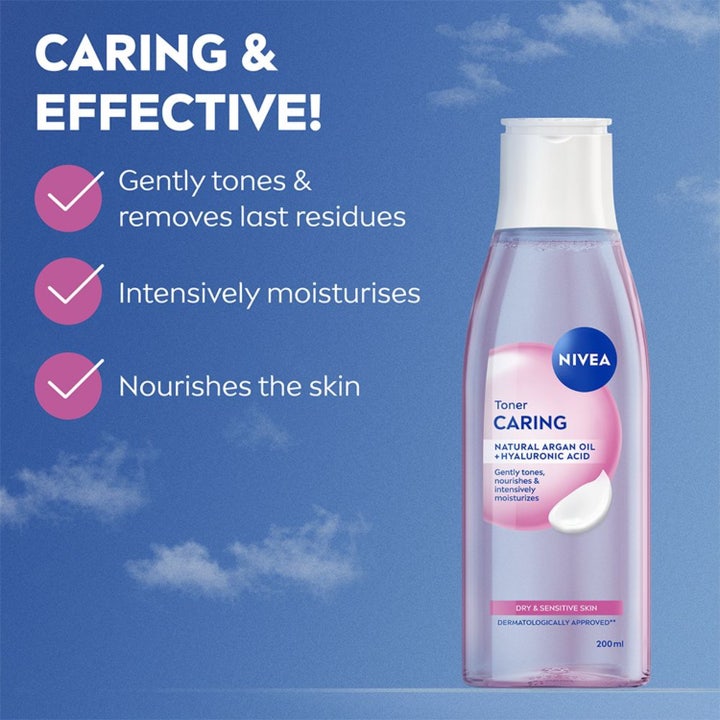 NIVEA Toner Caring 200 ml pleiende ansiktsvann med arganolje og hyaluronsyre i rosa flaske mot blå himmel.