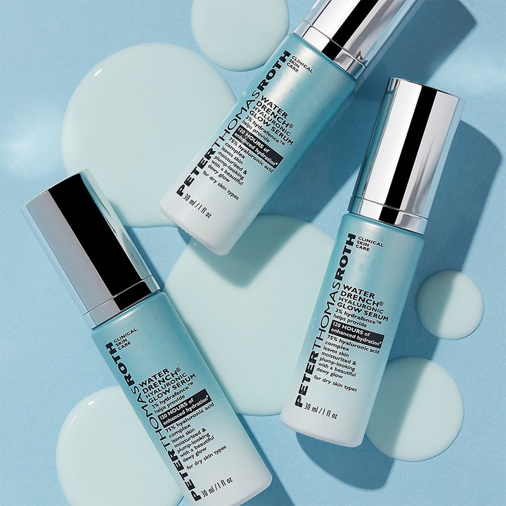 Peter Thomas Roth Water Drench Hyaluronic Glow Serum 30 ml hyaluronsyreserum i lyseblå flasker med sølvkork og kremet tekstur