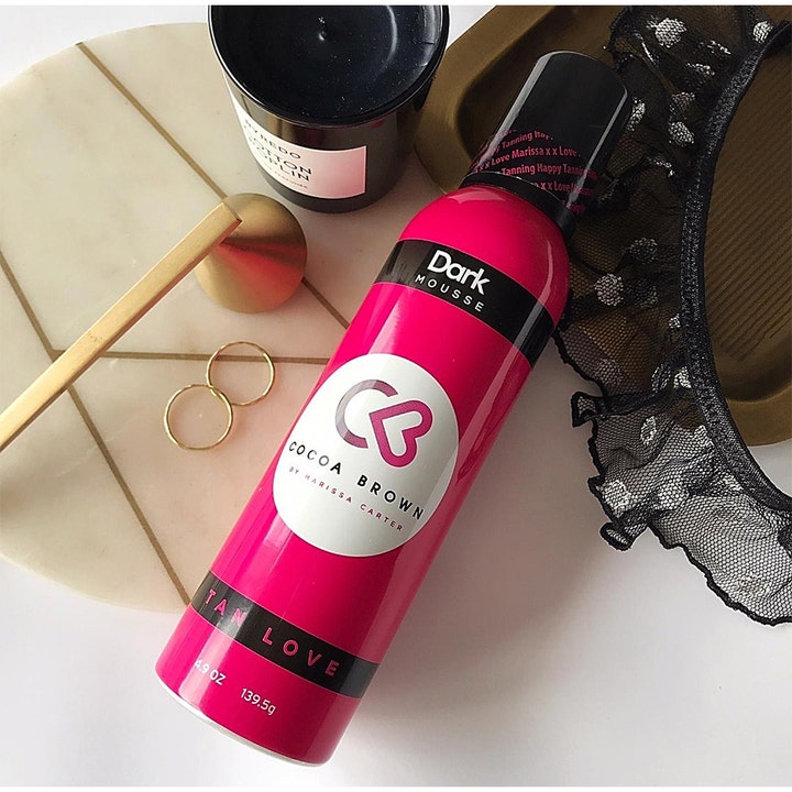 Cocoa Brown 1 Hour Tan Dark 150 ml selvbruningsmousse i rosa flaske med livsstilsdetaljer