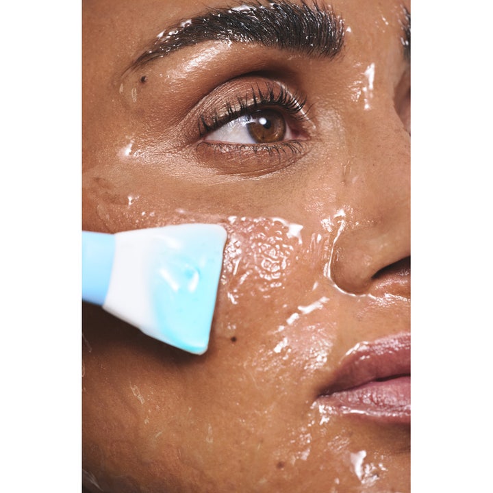 MASHH Hydrating Glazing Mask 50 ml fuktighetsgivende ansiktsmaske påføres med spatel for en glansfull finish