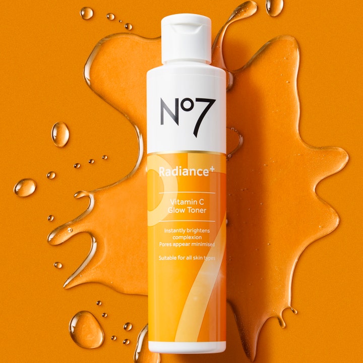 No7 Radiance + Glow Tonic 200 ml toner med vitamin C som gir glød vist med flytende væske på oransje bakgrunn