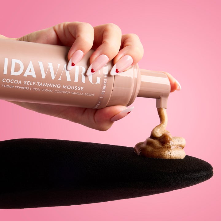 IDA WARG Cocoa Self-Tanning Mousse 1 Hour Express 150 ml brun mousse som pumpes ut på en svart påføringshanske